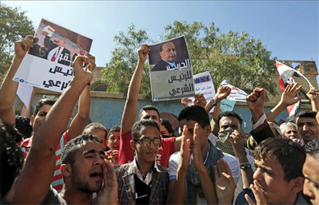 Una manifestación contra el ex presidente de Yemen El ex-presidente yemení abandona Sanaá en secreto